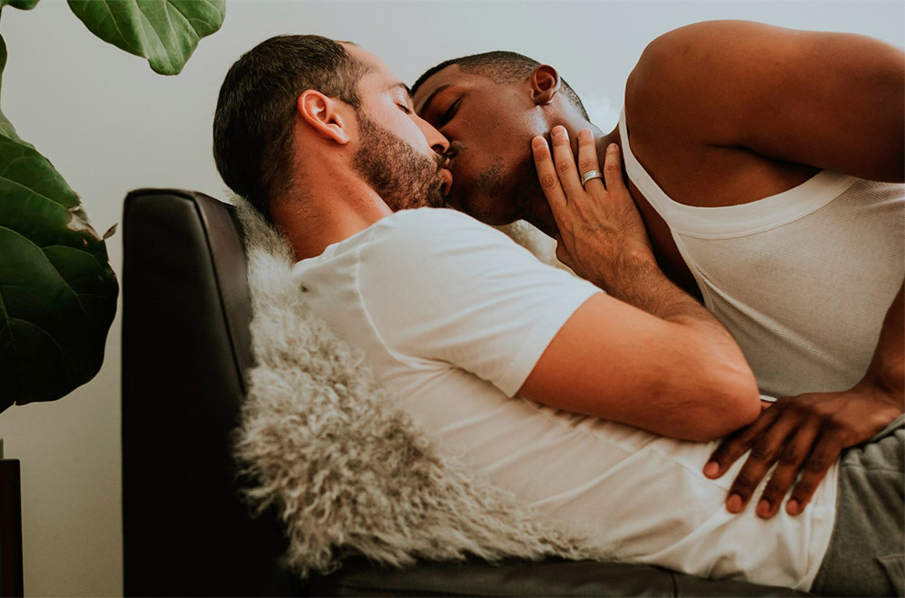 Inversão de gay ativo causa polêmica