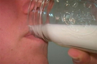 Pastor abusa e bebe gozo para curar gastrite