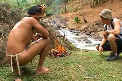 Trepada na aldeia com índio guloso