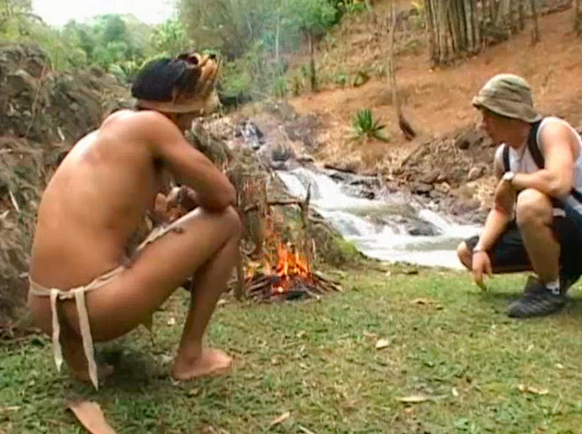 Trepada na aldeia com índio guloso