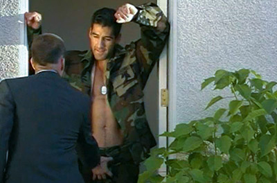 Mamando a pistola do sargento