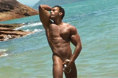 Sem sunga na praia de Búzios